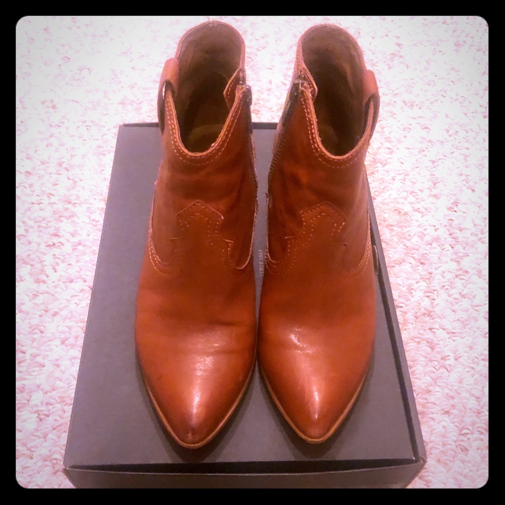 FRYE REINA LEATHER BOOTIES in Cognac